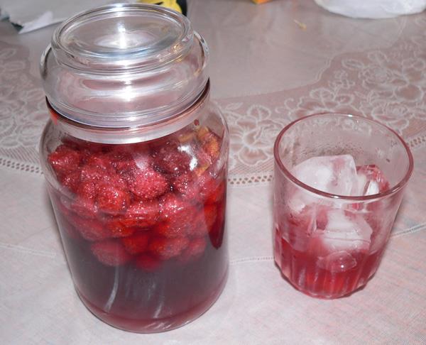 Rượu dâu tây
