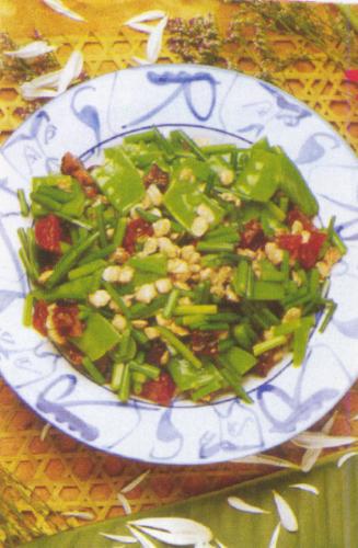 Nghêu Xào Lạp Xưởng, Bông Hẹ Và Đậu Hà Lan